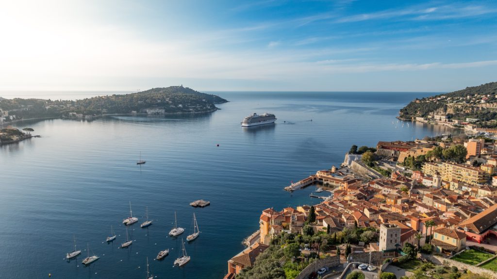 Vidéaste professionnel capturant une image aerienne de la Côte d'Azur